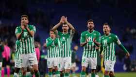 Los jugadores del Real Betis saludando a la grada