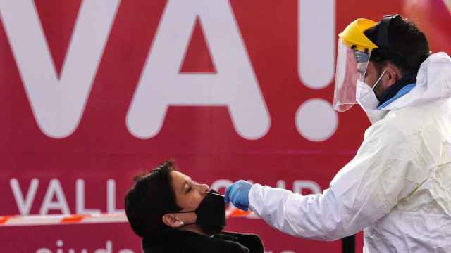 Una enfermera realiza un test de antígenos.