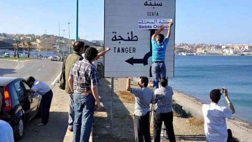 Marruecos cambia la palabra “frontera” por la de “puerta” en las señales junto a Ceuta y Melilla.