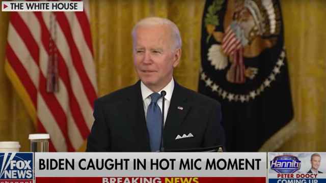 Momento en el que Joe Biden insulta a Peter Doocy tras la rueda de prensa.