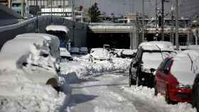 Coches atrapados en las carreteras de Grecia por el temporal de nieve 'Elpida'.