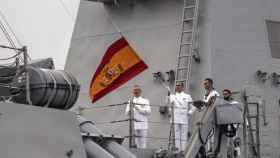 La fragata Blas de Lezo recibe la bandera de combate.