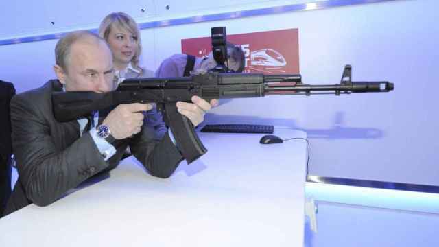 El presidente ruso, Vladímir Putin, disparando un rifle de asalto.
