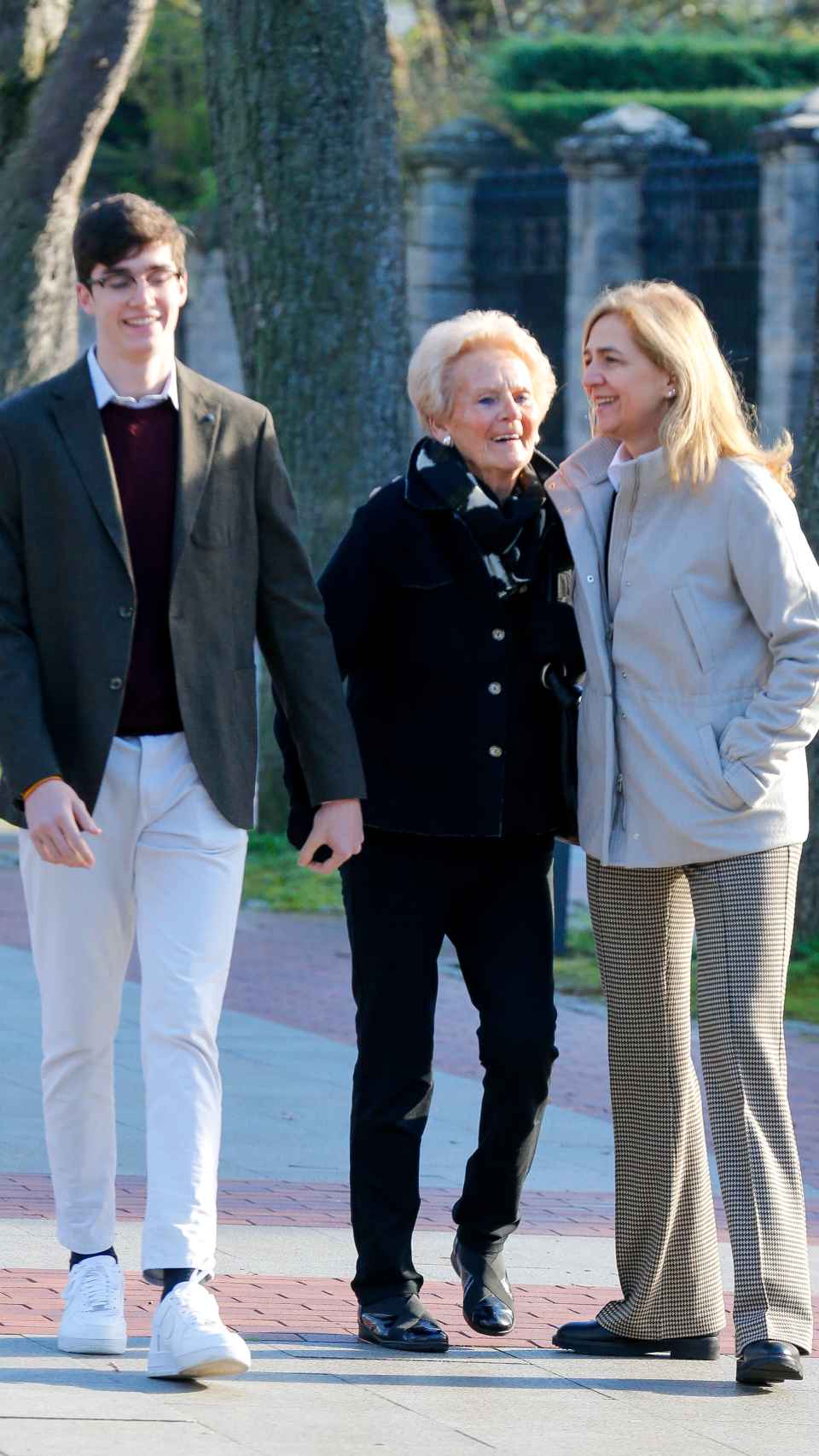 Pablo Nicolás junto a su madre, Cristina de Borbón, y su abuela, Claire, en diciembre de 2019.