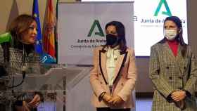 La delegada del Gobierno andaluz en Málaga, Patricia Navarro, junto con la delegada territorial de Educación y Deportes, Mercedes García Paine; y la alcaldesa de la ciudad rondeña, Maripaz Fernández.