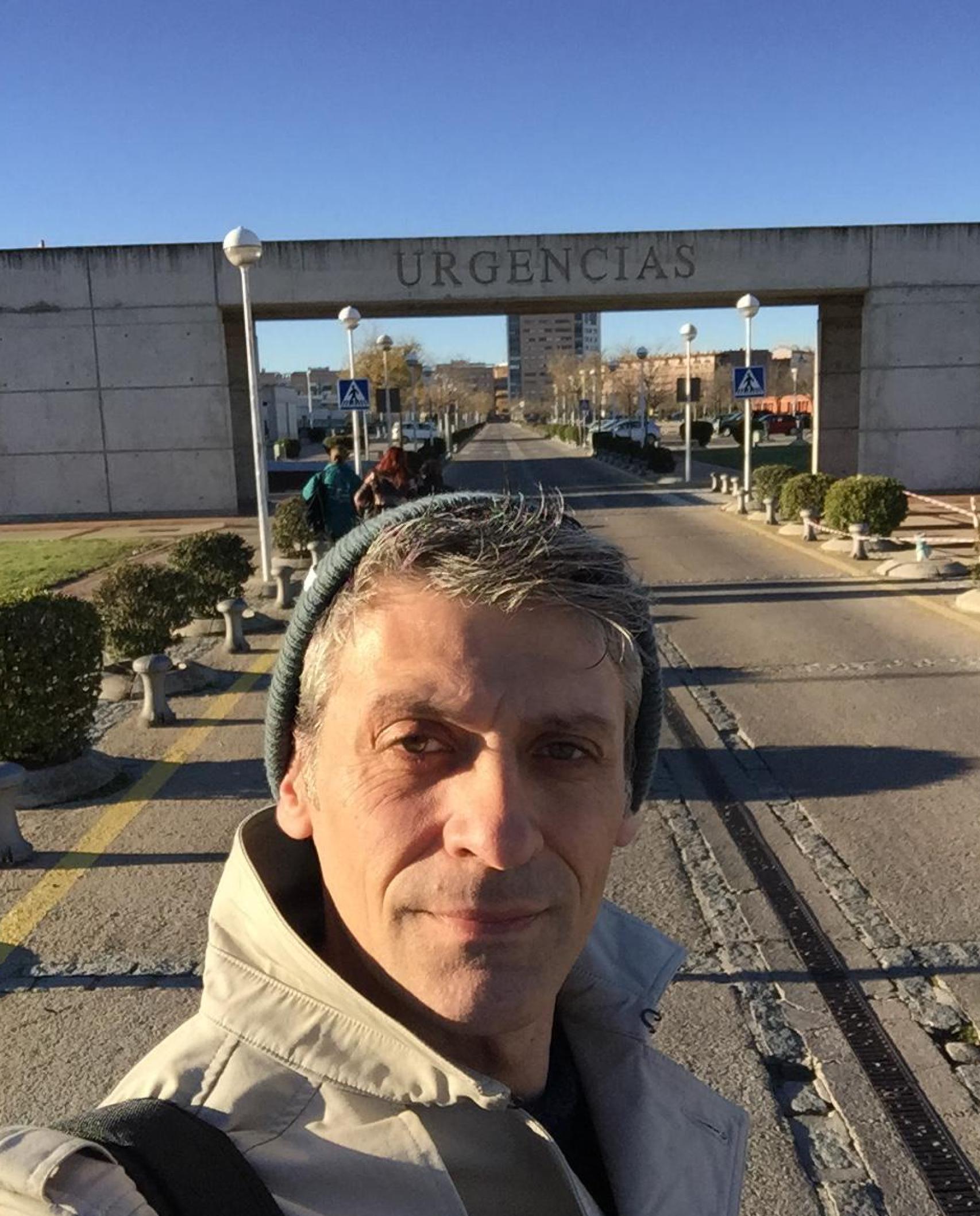 El Dr. Parra en la puerta de entrada a su servicio.