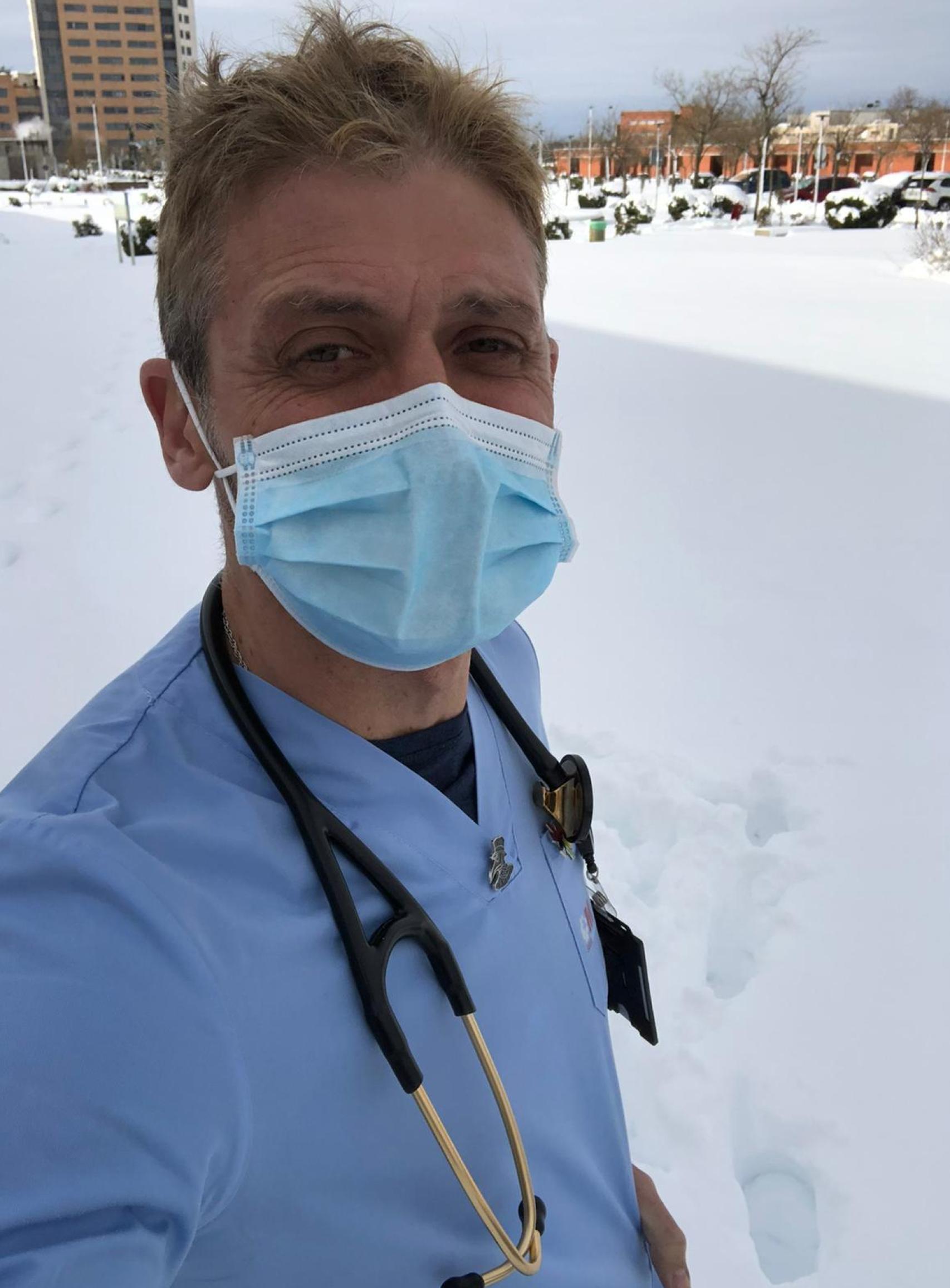 El Dr. Parra, durante 'Filomena', borrasca que también llevó a mucha gente al hospital.