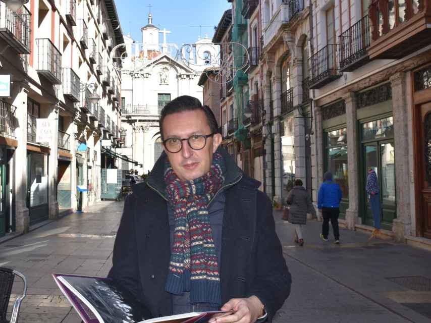 Javier Burrieza en la calle Platerías ante la Iglesia de la Veracruz de Valladolid