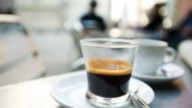 Un café solo en una taza pequeña.