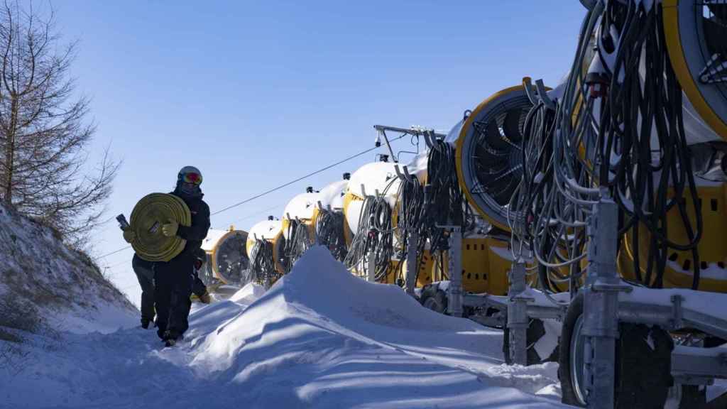 Máquinas de producción de nieve artificial en las pistas de los Juegos Olímpicos de Invierno de Pekín 2022