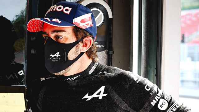 Fernando Alonso, en el box de Alpine