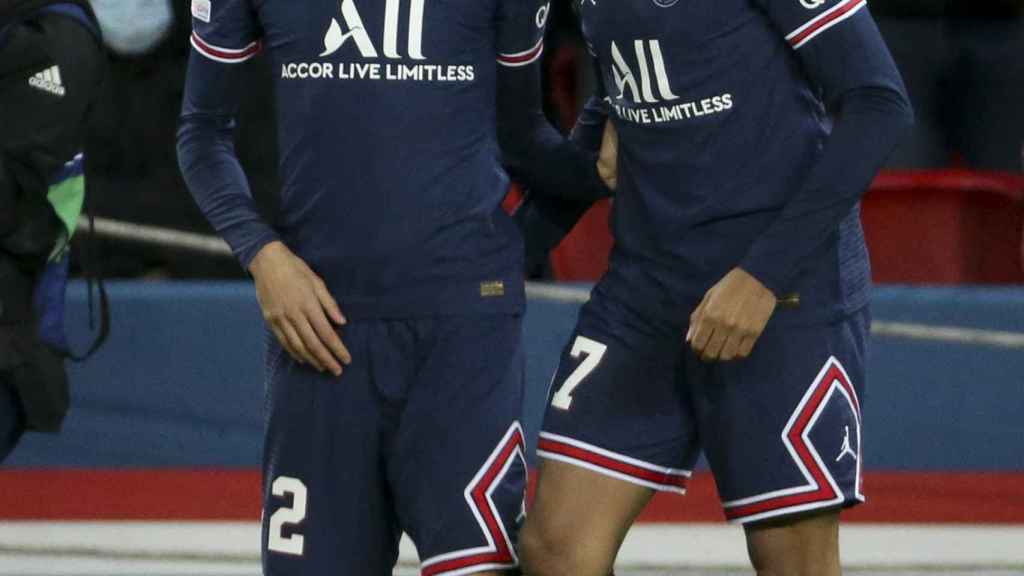 Achraf Hakimi y Kylian Mbappé celebran un gol del PSG