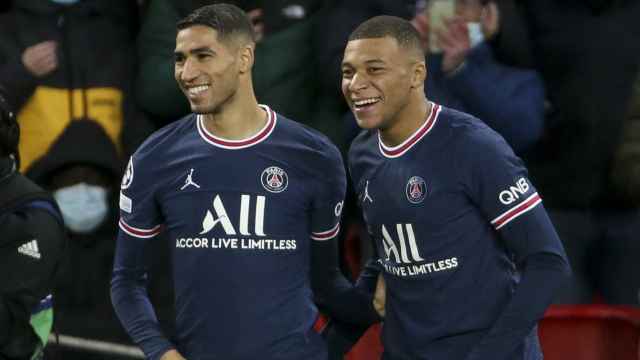 Achraf Hakimi y Kylian Mbappé celebran un gol del PSG