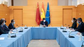 El presidente murciano, López Miras, este miércoles, presidiendo la reunión con Agrupal.