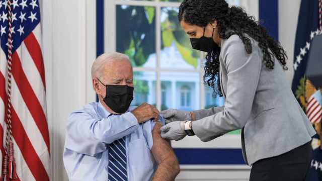 El presidente de Estados Unidos, Joe Biden, recibe la vacuna de refuerzo contra la Covid-19.