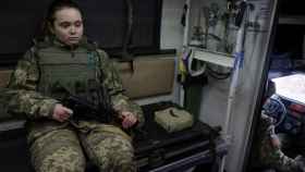 La militar ucraniana Anastasia (21) sentada en el interior de un coche médico cerca de la línea del frente en la aldea de Avdiivka.