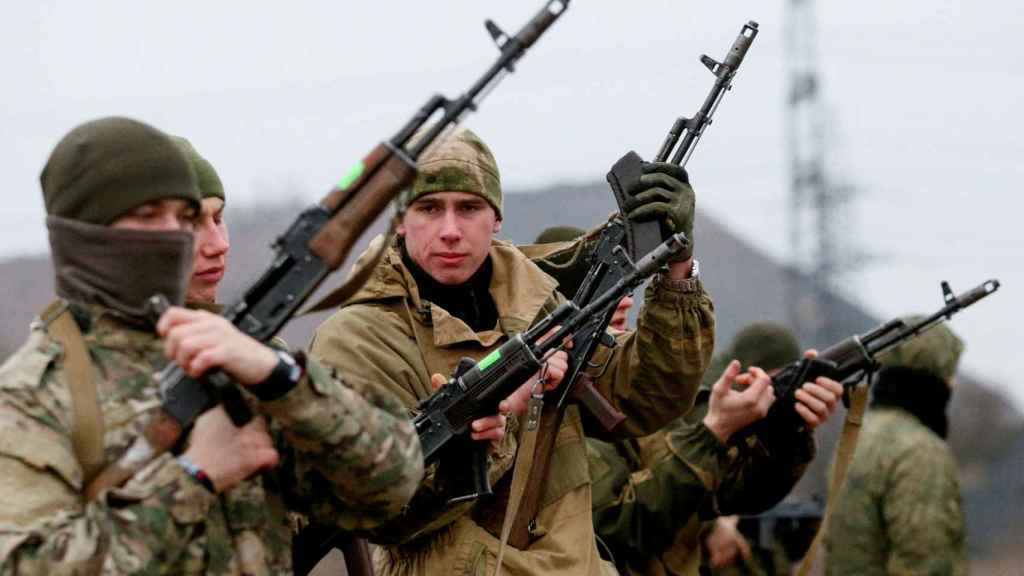 Militantes de la autoproclamada República Popular de Donetsk se entrenan en un campo de tiro en Donetsk