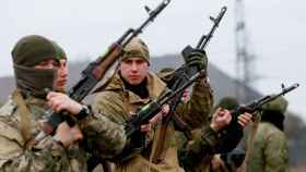 Militantes de la autoproclamada República Popular de Donetsk se entrenan en un campo de tiro en Donetsk