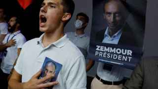 Simpatizante del candidato presidencial francés Éric Zemmour, multado por incitación al odio.