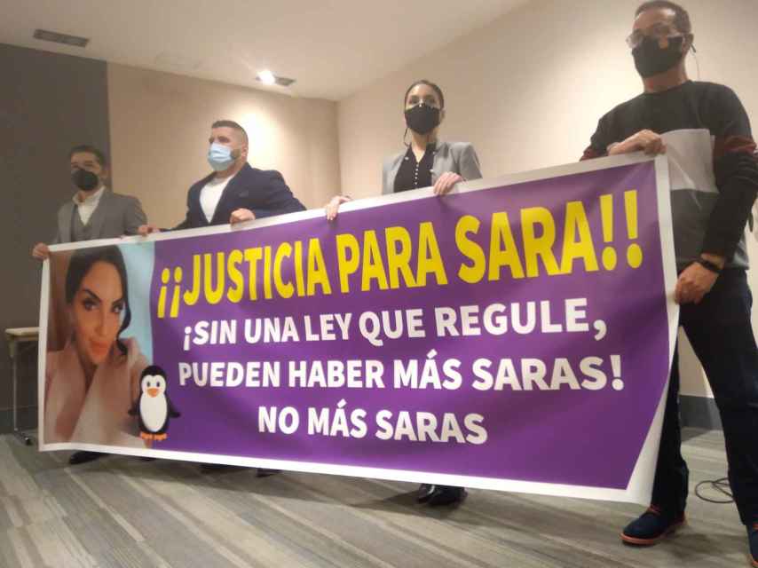Los familiares de Sara Gómez, este miércoles, en la rueda de prensa ofrecida en el Hotel Agalia de Murcia.