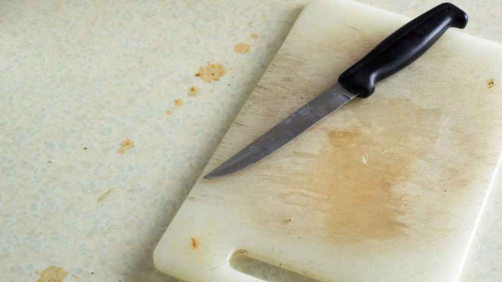 Trucos efectivos para limpiar y desinfectar la tabla de cortar de la cocina.