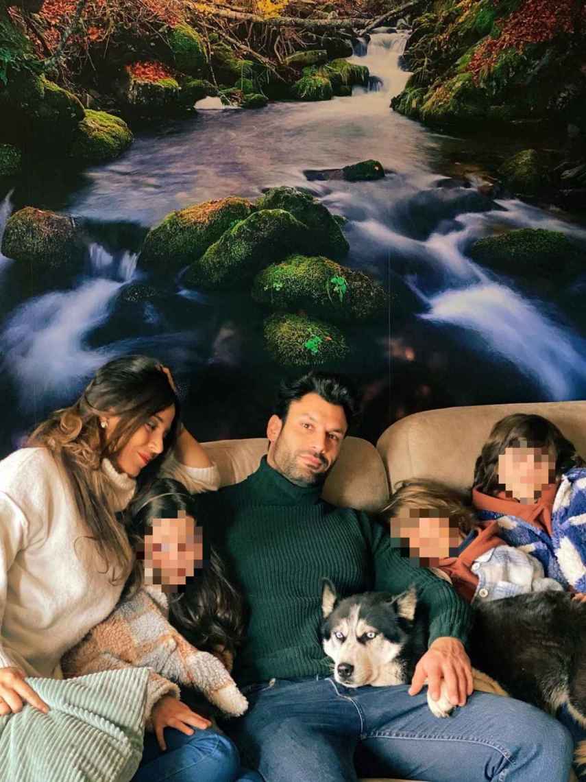 Jorge Pérez y su mujer, Alicia Peña, posan con sus tres hijos antes de anunciar que esperan un cuarto bebé.