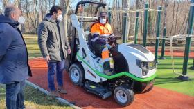 Tractor adquirido para el mantenimiento de los parques del municipio
