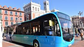 Uno de los autobuses eléctricos de Switch Mobility, en la plaza mayor de Valladolid