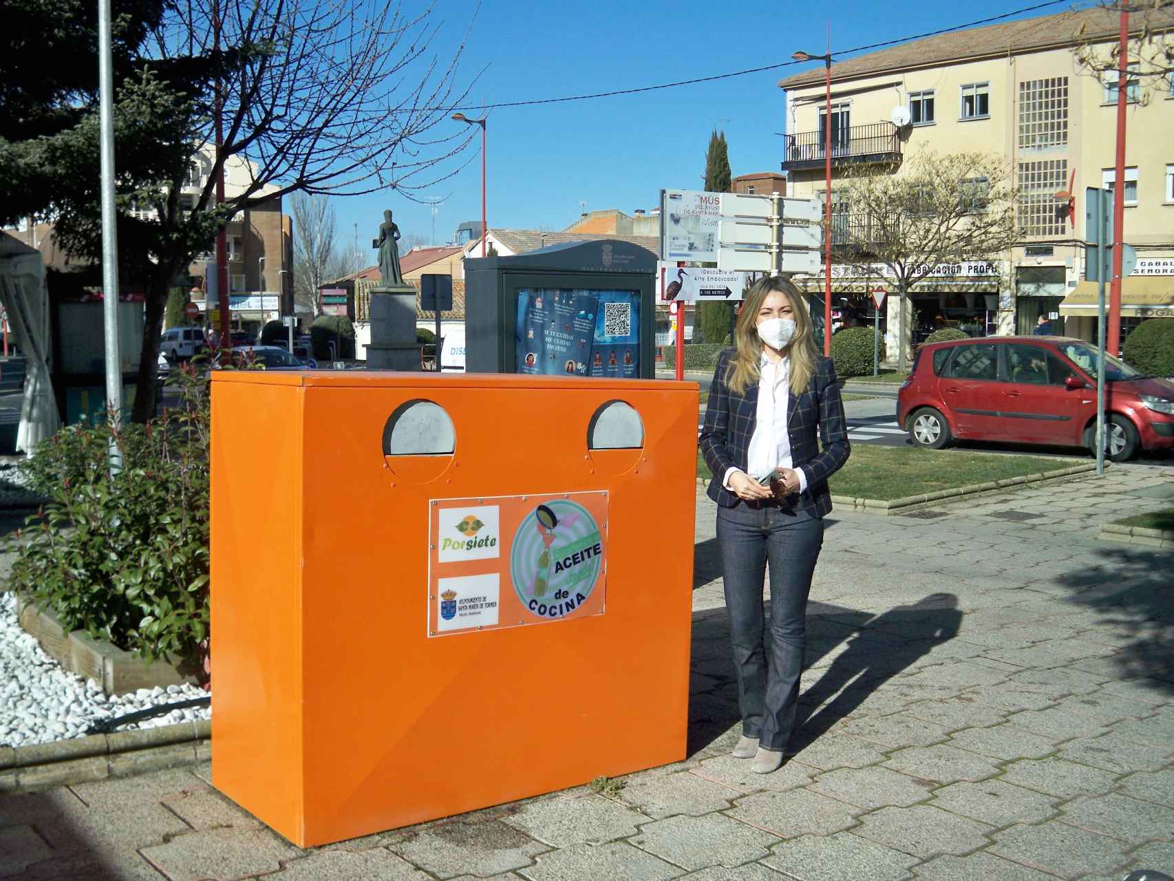 La concejala de Medio Ambiente, Marta Labrador, junto a un contenedor de aceite