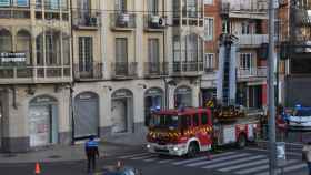 Los Bomberos asegurando el edificio de la avenida Alfonso IX, 2