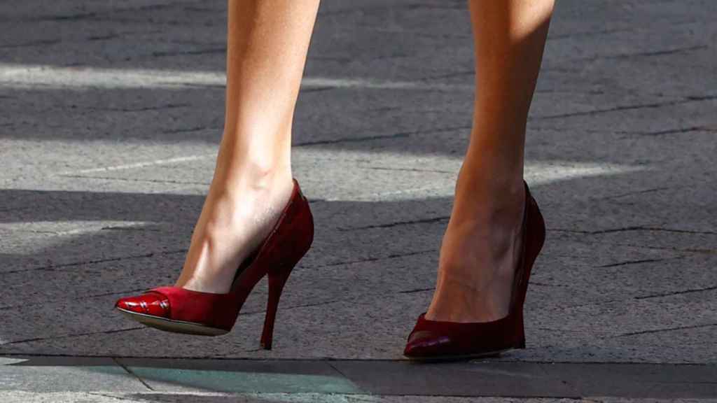 La reina Letizia ha estrenado zapatos y bolso, ambos de la firma Magrit. Gtres