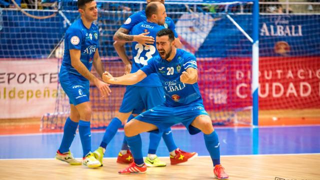 Chino celebra un gol con el Viña Albali Valdepeñas.