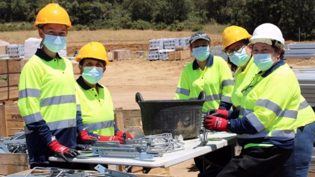 Mujeres trabajando en la construcción. Foto: Grenergy