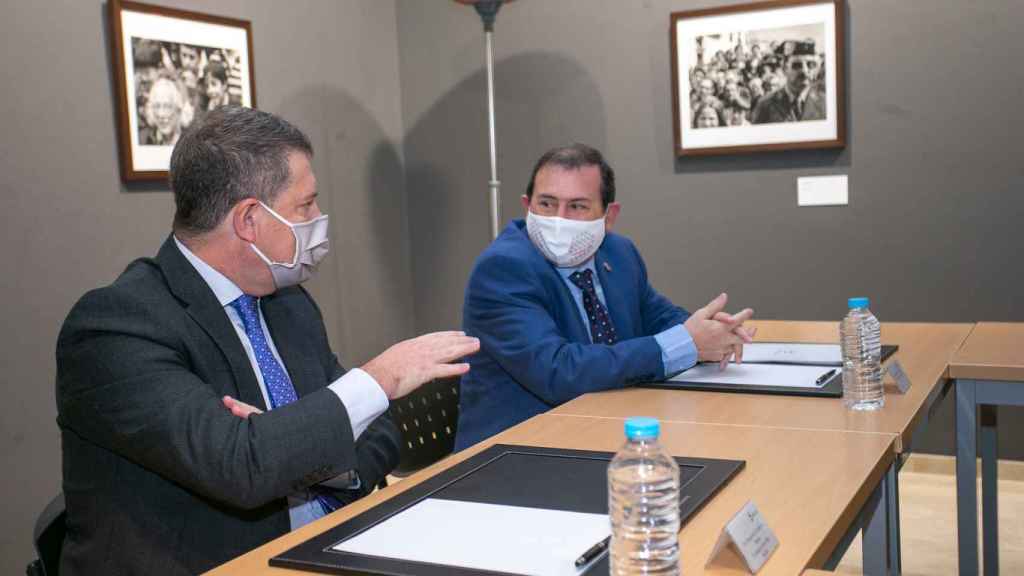 Encuentro del presidente de Castilla-La Mancha, Emiliano García-Page, con el alcalde de Puertollano, Adolfo Muñiz
