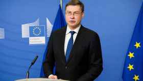 El vicepresidente de la Comisión, Valdis Dombrovskis, durante su rueda de prensa de este jueves
