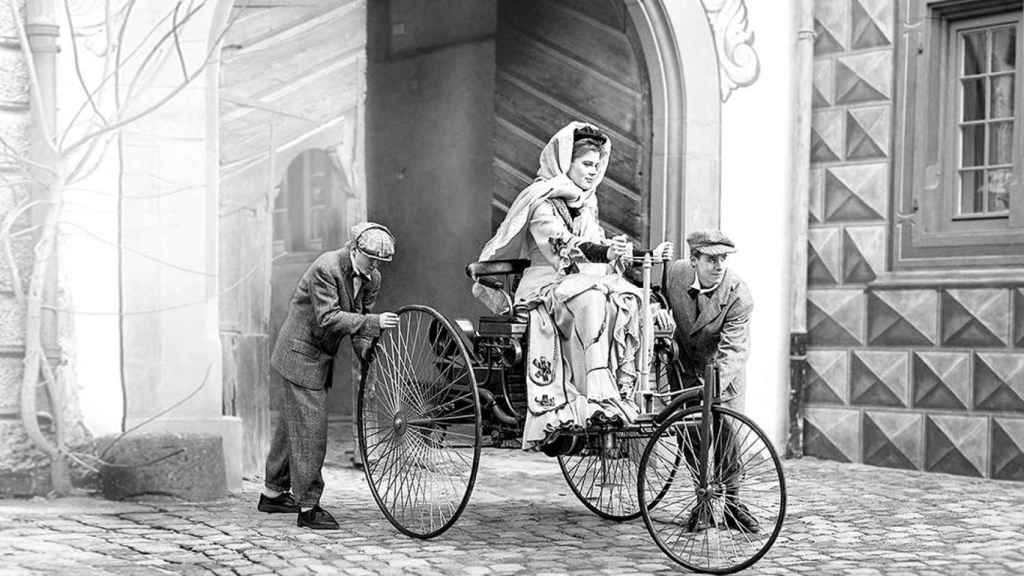 Una recreación del primer viaje en coche que realizó Bertha Benz junto a sus hijos en 1888.
