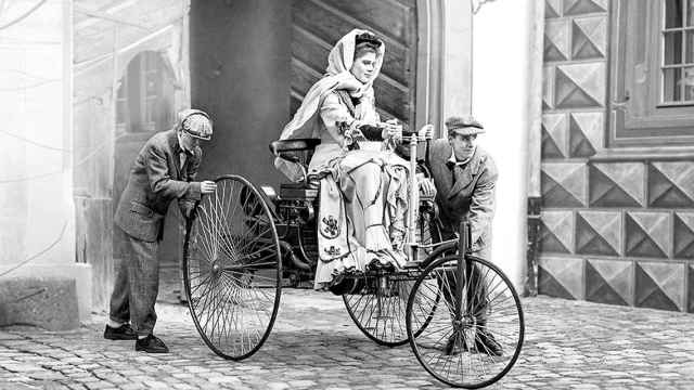 Una recreación del primer viaje en coche que realizó Bertha Benz junto a sus hijos en 1888.