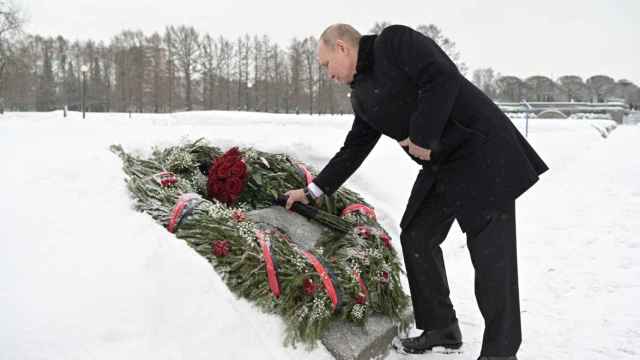 Vladimir Putin dejando flores en el homenaje a las víctimas de los nazis en Leningrado.