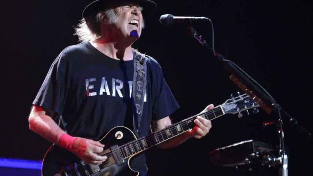 Neil Young durante un concierto en 2014.