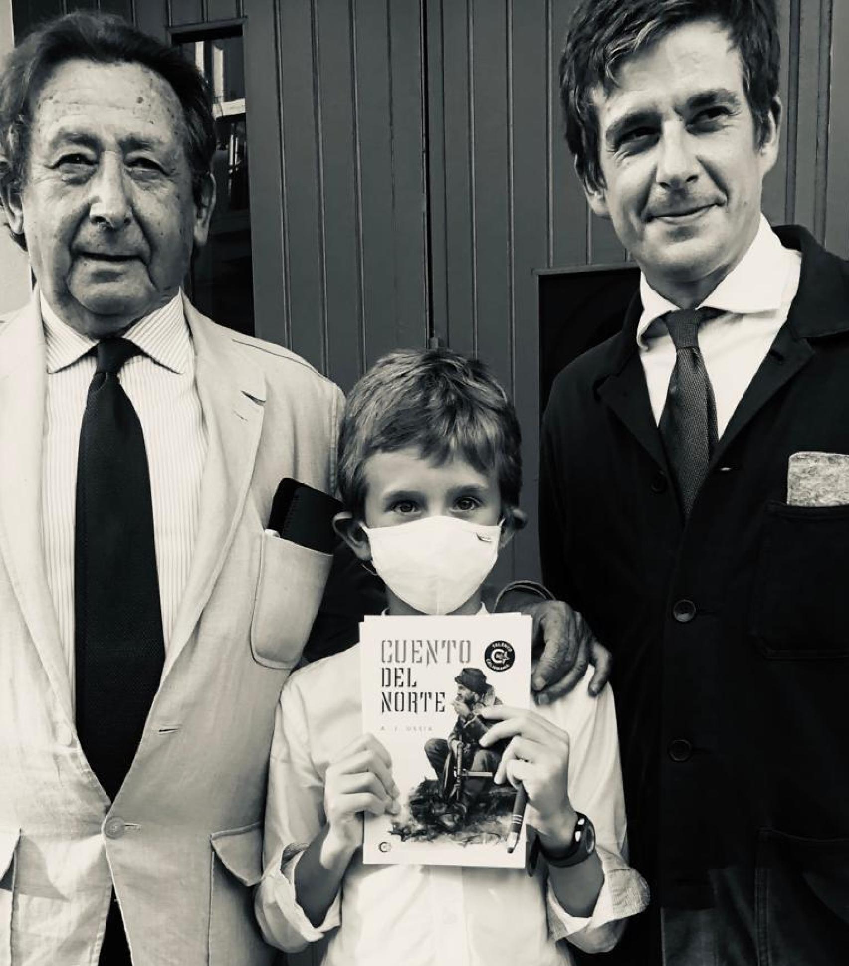 Ussía padre, hijo y nieto, en la presentación del primer libro de nuestro autor.