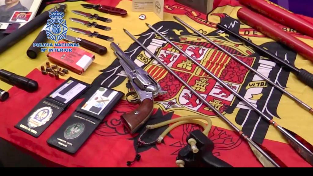 Material incautado a la banda supremacista.