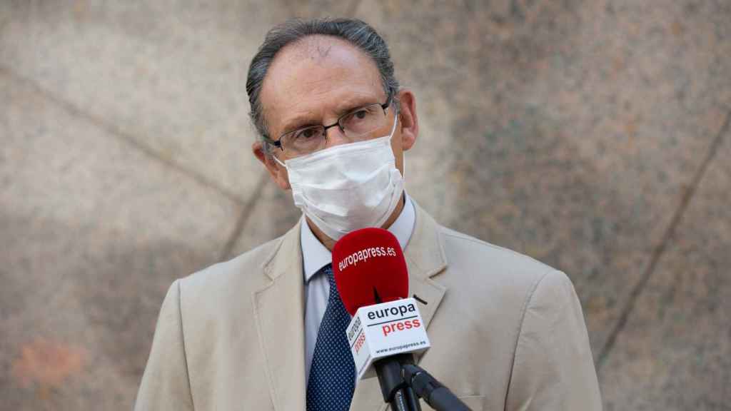 El abogado del exduque de Palma, Mario Pascual Vives, atendiendo a los medios de comunicación.