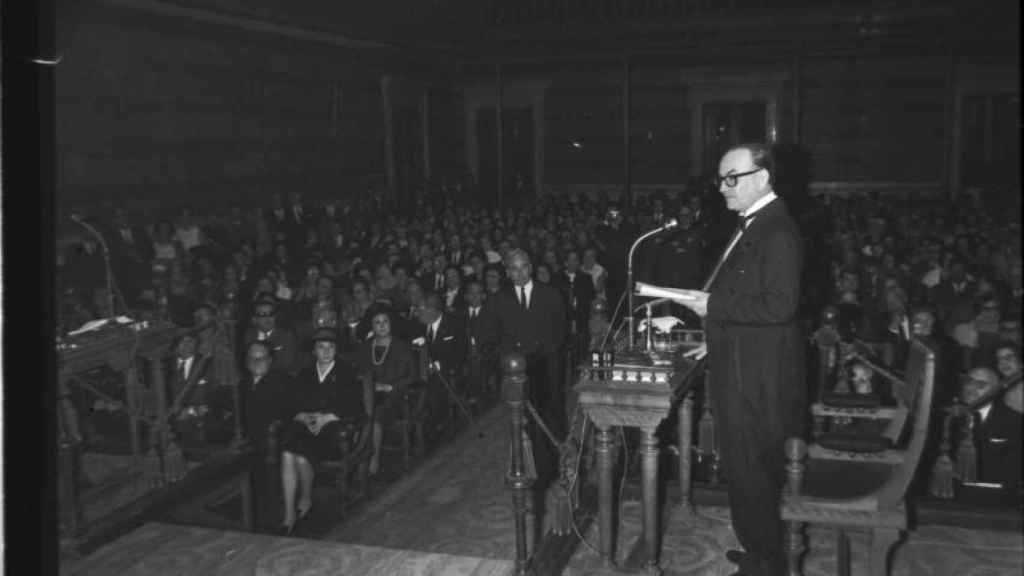Rodríguez-Moñino, durante la lectura de su discurso de ingreso en la RAE en 1968.
