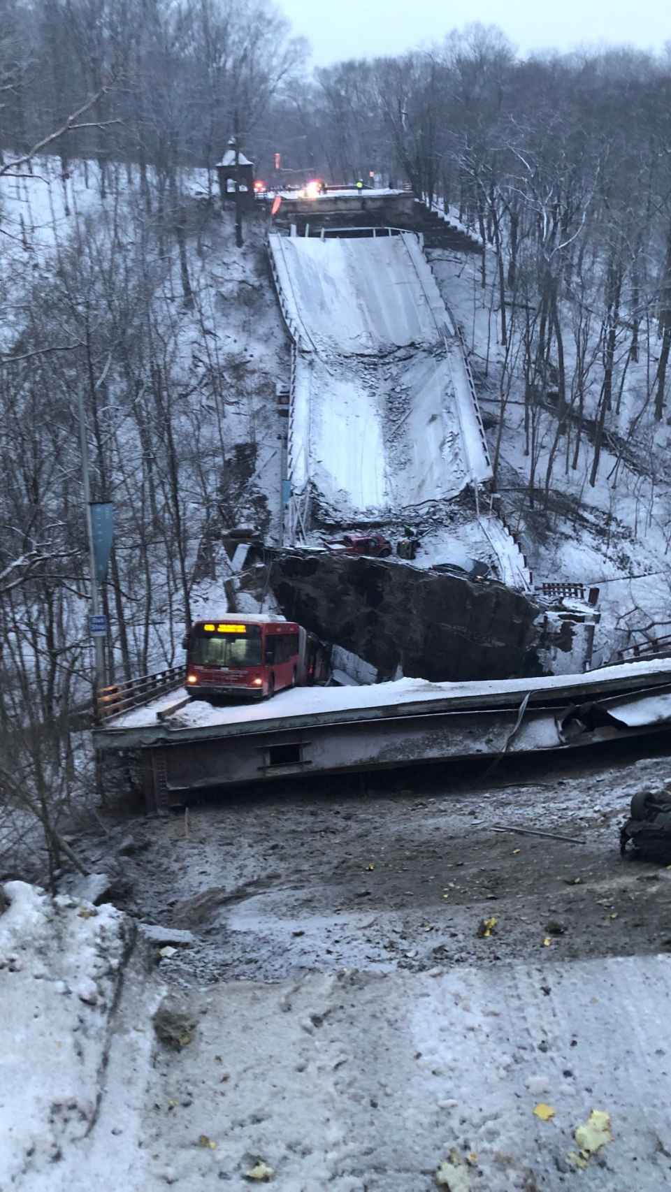 Colapso del puente en la ciudad de Pittsburgh.