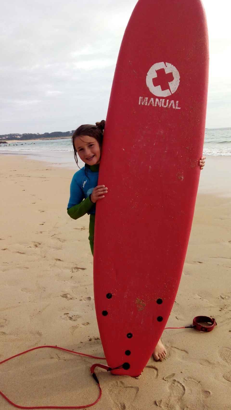 Annia practicando surf durante el verano