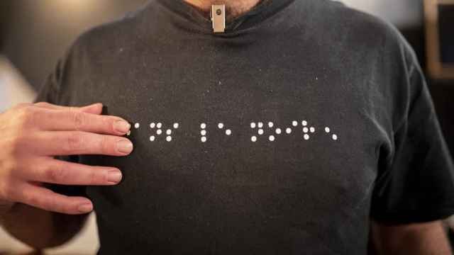 Lenguaje Braille en camiseta