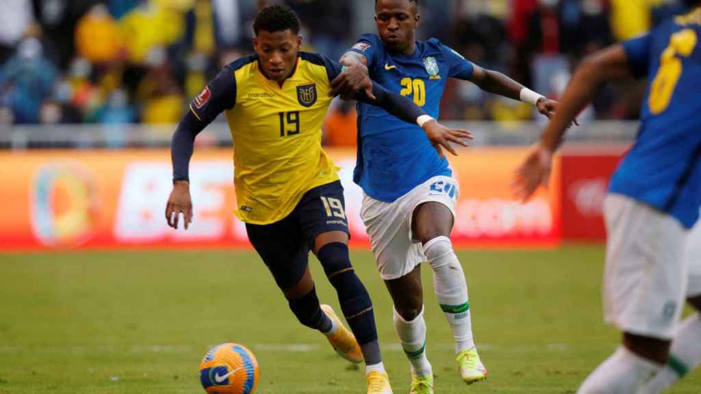 Vinicius peleando un balón en el Ecuador - Brasil