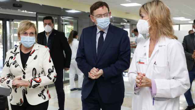 El presidente de la Generalitat, Ximo Puig, y la consellera Ana Barceló en el hospital General de Alicante.