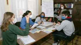 Un grupo de jóvenes estudiando en un centro educativo de Castilla y León.