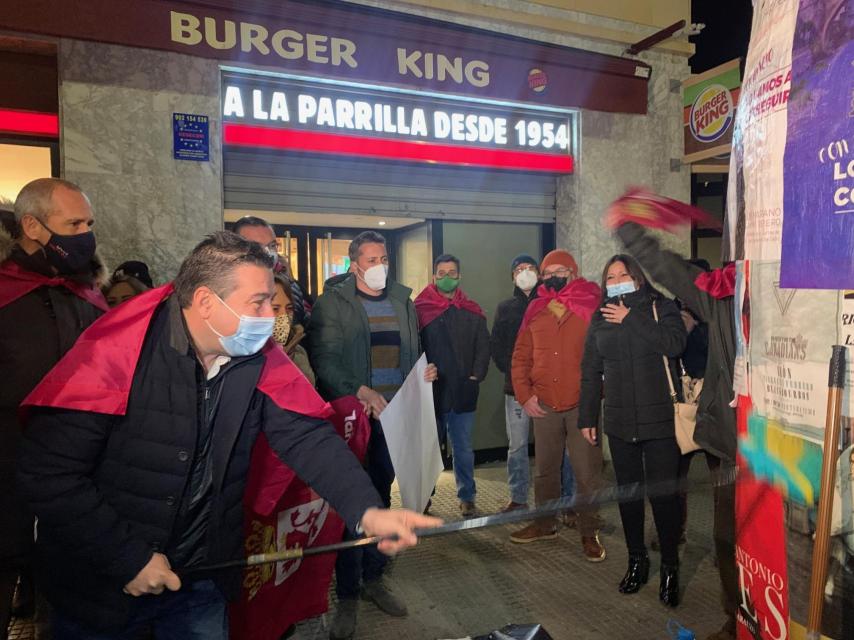 Luis Mariano Santos en la pegada de carteles